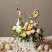 Пасхальная композиция с фигуркой цыпленка в керамическом кашпо