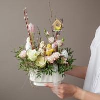 Пасхальная композиция с фигуркой цыпленка в керамическом кашпо