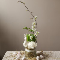 Пасхальная композиция с пионом и зайкой в стеклянной вазе