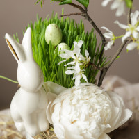Пасхальная композиция с пионом и зайкой в стеклянной вазе