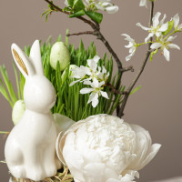 Пасхальная композиция с пионом и зайкой в стеклянной вазе