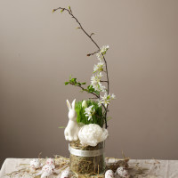 Пасхальная композиция с пионом и зайкой в стеклянной вазе