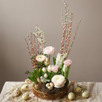 Пасхальная композиция с ранункулюсами и гиацинтами