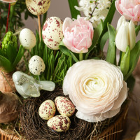 Пасхальная композиция с ранункулюсами и гиацинтами
