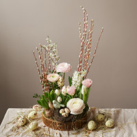 Пасхальная композиция с ранункулюсами и гиацинтами