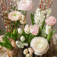 Пасхальная композиция с ранункулюсами и гиацинтами