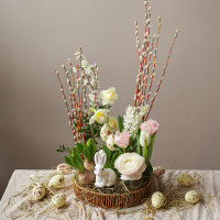 Пасхальная композиция с ранункулюсами, нарциссами и гиацинтами