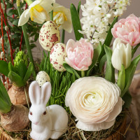 Пасхальная композиция с ранункулюсами, нарциссами и гиацинтами