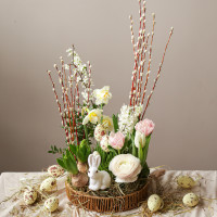 Пасхальная композиция с ранункулюсами, нарциссами и гиацинтами