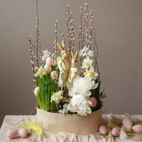 Пасхальная композиция изысканная с пионами и парой невероятных кролей