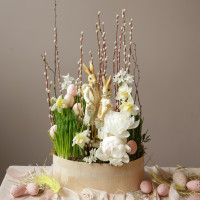 Пасхальная композиция изысканная с пионами и парой невероятных кролей