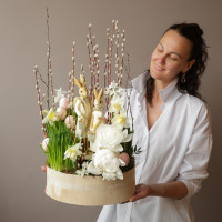 Пасхальная композиция изысканная с пионами и парой невероятных кролей