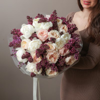 Букет с пионами, сиренью и пионовидными розами