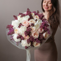 Букет с пионами, сиренью и пионовидными розами