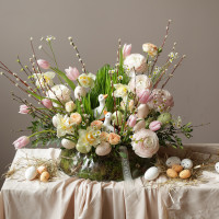 Пасхальная композиция с белыми уточками и ранункулюсами в стеклянном низком кашпо