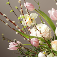 Пасхальная композиция с белыми уточками и ранункулюсами в стеклянном низком кашпо