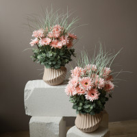 Интерьерная композиция с розовыми герберами