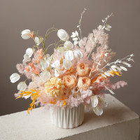 Букет из стабилизированных цветов и сухоцветов в персиковой гамме