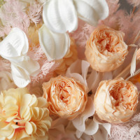 Букет из стабилизированных цветов и сухоцветов в персиковой гамме