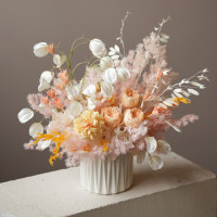 Букет из стабилизированных цветов и сухоцветов в персиковой гамме
