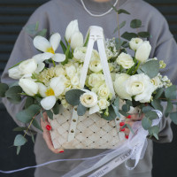 Корзина с белыми цветами
