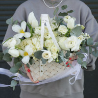 Корзина с белыми цветами