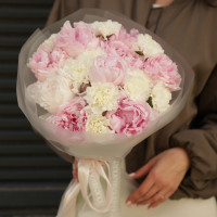 Букет круглой формы с пионами и диантусом