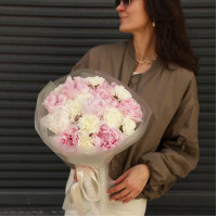 Букет круглой формы с пионами и диантусом