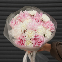 Букет круглой формы с пионами и диантусом