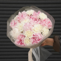 Букет круглой формы с пионами и диантусом