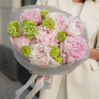 Букет пионов с вибурнум (или салатовым диантусом)