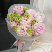 Букет пионов с вибурнум (или салатовым диантусом)