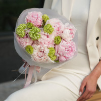 Букет пионов с вибурнум (или салатовым диантусом)