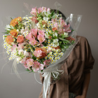 Букет полевой с альстромерией и ромашками