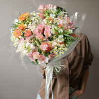 Букет полевой с альстромерией и ромашками