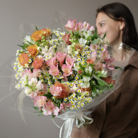 Букет полевой с альстромерией и ромашками