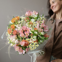 Букет полевой с альстромерией и ромашками