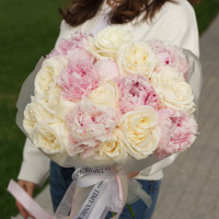 Букет с пионами и молочными розами