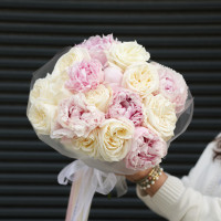 Букет с пионами и молочными розами