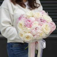 Букет с пионами и молочными розами