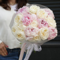 Букет с пионами и молочными розами