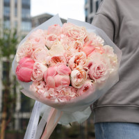 Букет пионовидные розы, пионы и гортензия