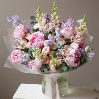 Букет с пионами, маттиолой и пионовидными розами