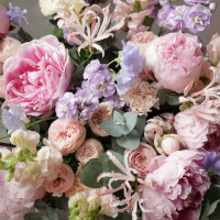 Букет с пионами, маттиолой и пионовидными розами