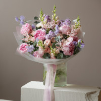 Букет с пионами, маттиолой и пионовидными розами