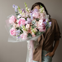 Букет с пионами, маттиолой и пионовидными розами