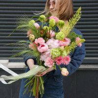 Букет с пионами, гортензией и вибуруном