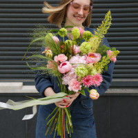 Букет с пионами, гортензией и вибуруном