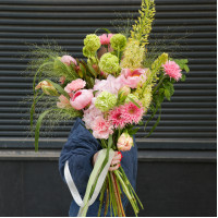 Букет с пионами, гортензией и вибуруном