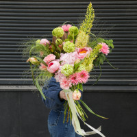 Букет с пионами, гортензией и вибуруном